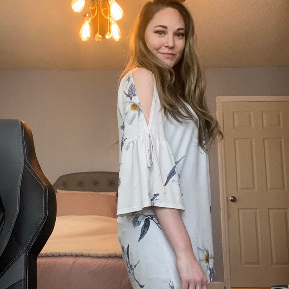 Lightly used MyStory off the shoulder flowing shirt with soft stretchy fabric. - Picture 3 of 6